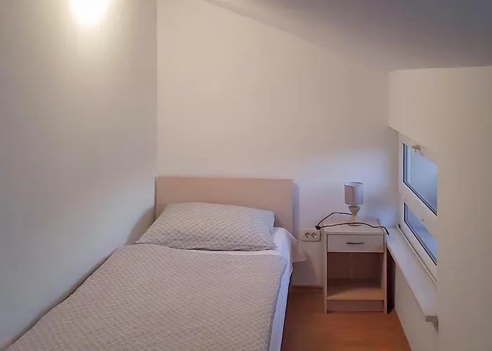 Διαμέρισμα Stunning In Rogotin-ploce With Wifi *