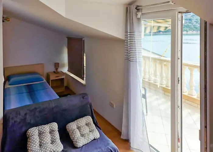 Stunning In Rogotin-ploce With Wifi דירה